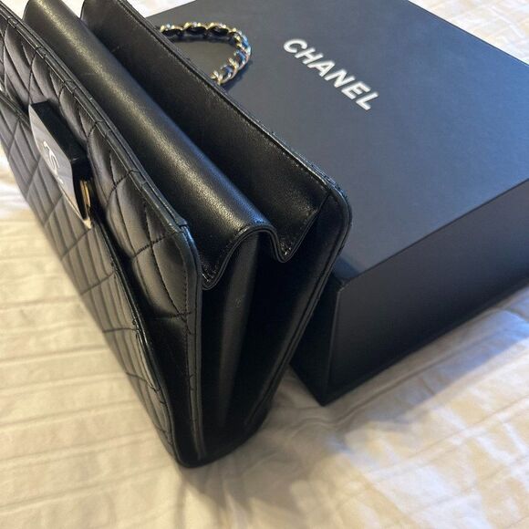 Chanel large beauty lock Flap bag - Picture 5 of 7